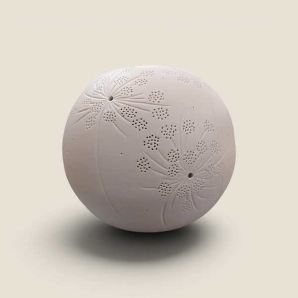 Lampe boule Depuis des lustres en céramique blanc cassé avec motifs floraux ajourés et perforations délicates