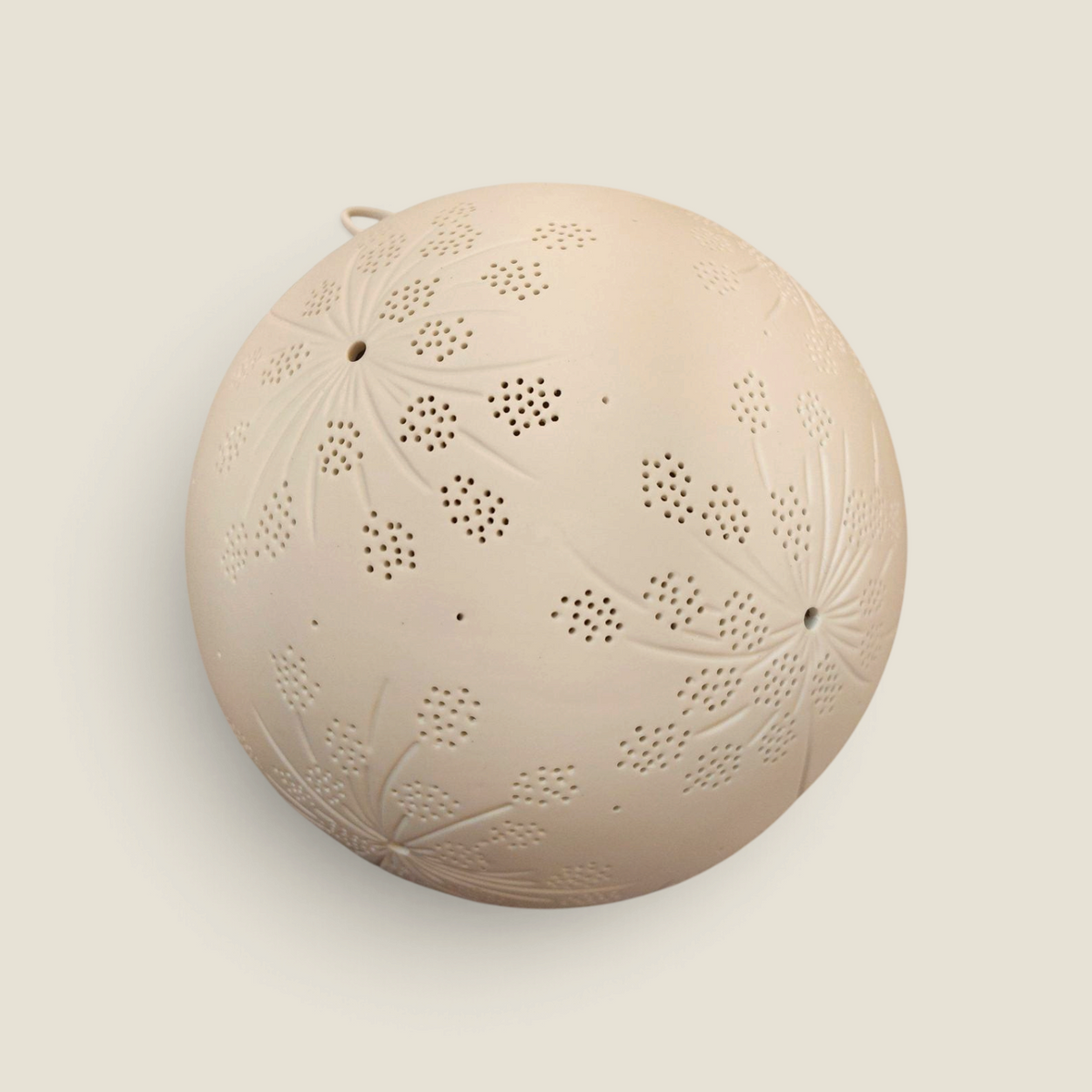 Lampe boule Depuis des lustres en céramique blanc cassé avec motifs floraux ajourés et perforations délicates