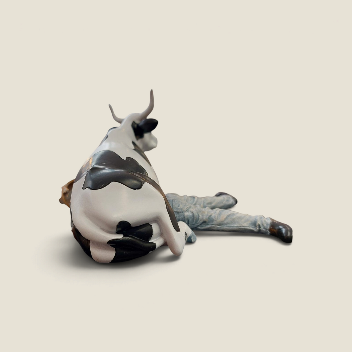 Figurine Depuis des lustres CowParade en résine représentant une vache Holstein assise sur un fermier en jean