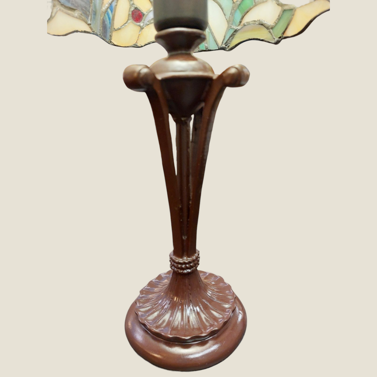 Pied de lampe Tiffany Depuis des lustres en métal bronze patiné avec base ronde sculptée et motifs végétaux Art Nouveau