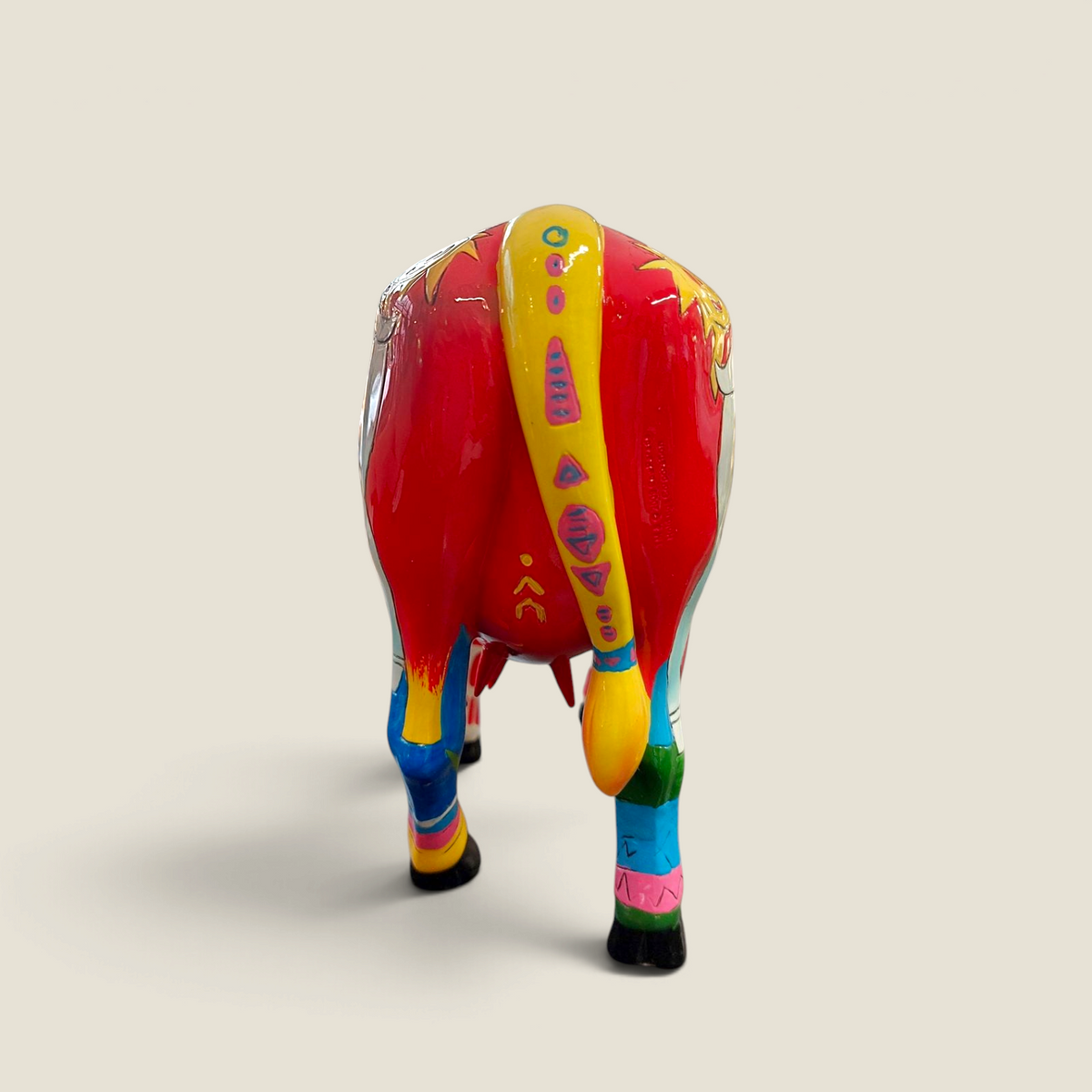 Vue arrière de la figurine de vache Depuis des lustres Picowso's en résine peinte à la main style Pop Art coloré