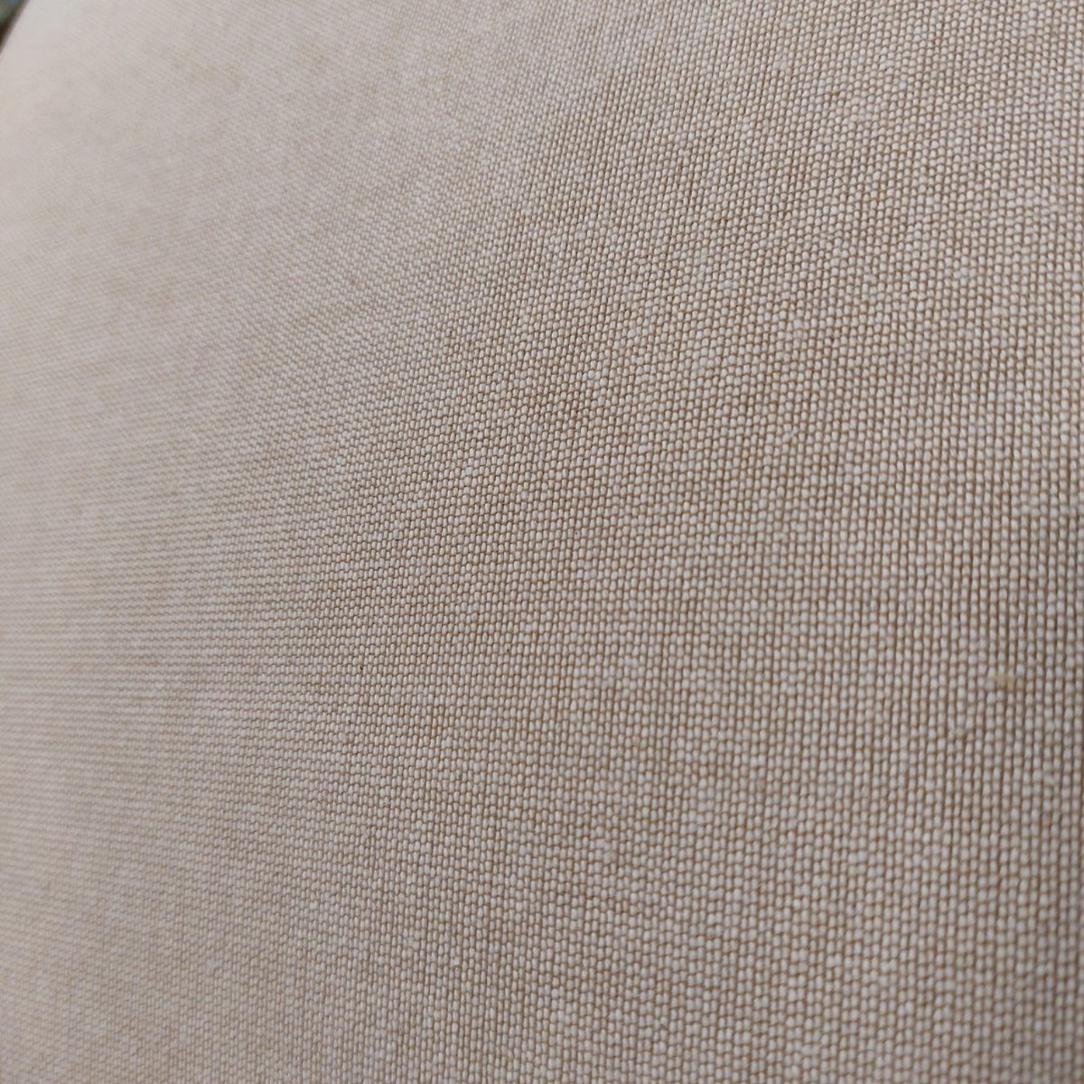 Gros plan sur le tissu en chambray naturel beige du coussin Depuis des lustres, montrant la texture tissée artisanale.