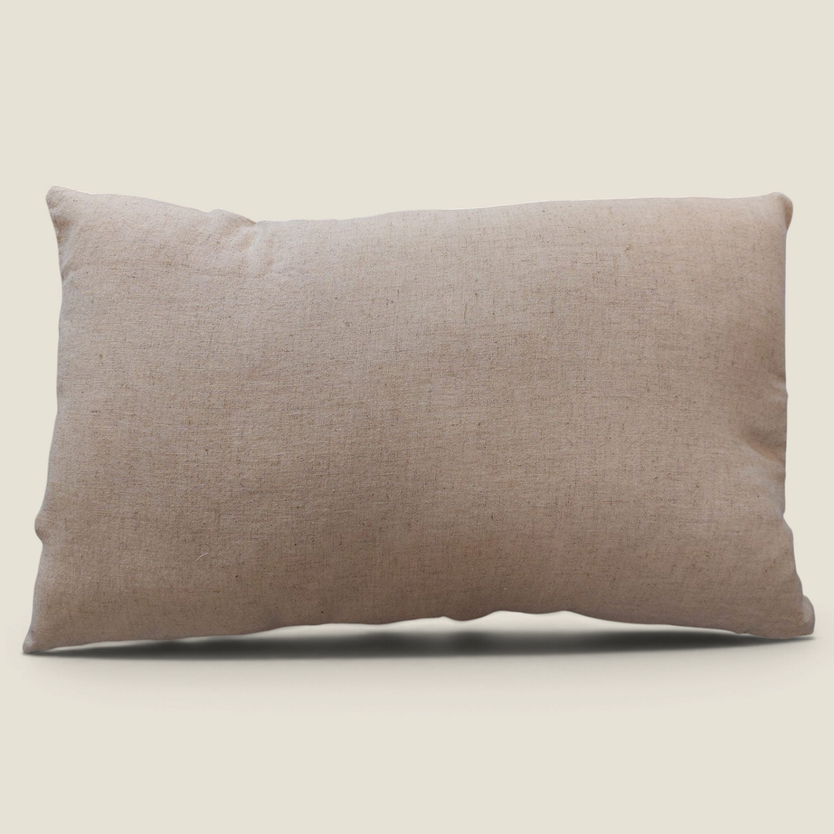 Revers en lin naturel brut du coussin rectangulaire Depuis des lustres TAHO, 30x50 cm, au toucher authentique.