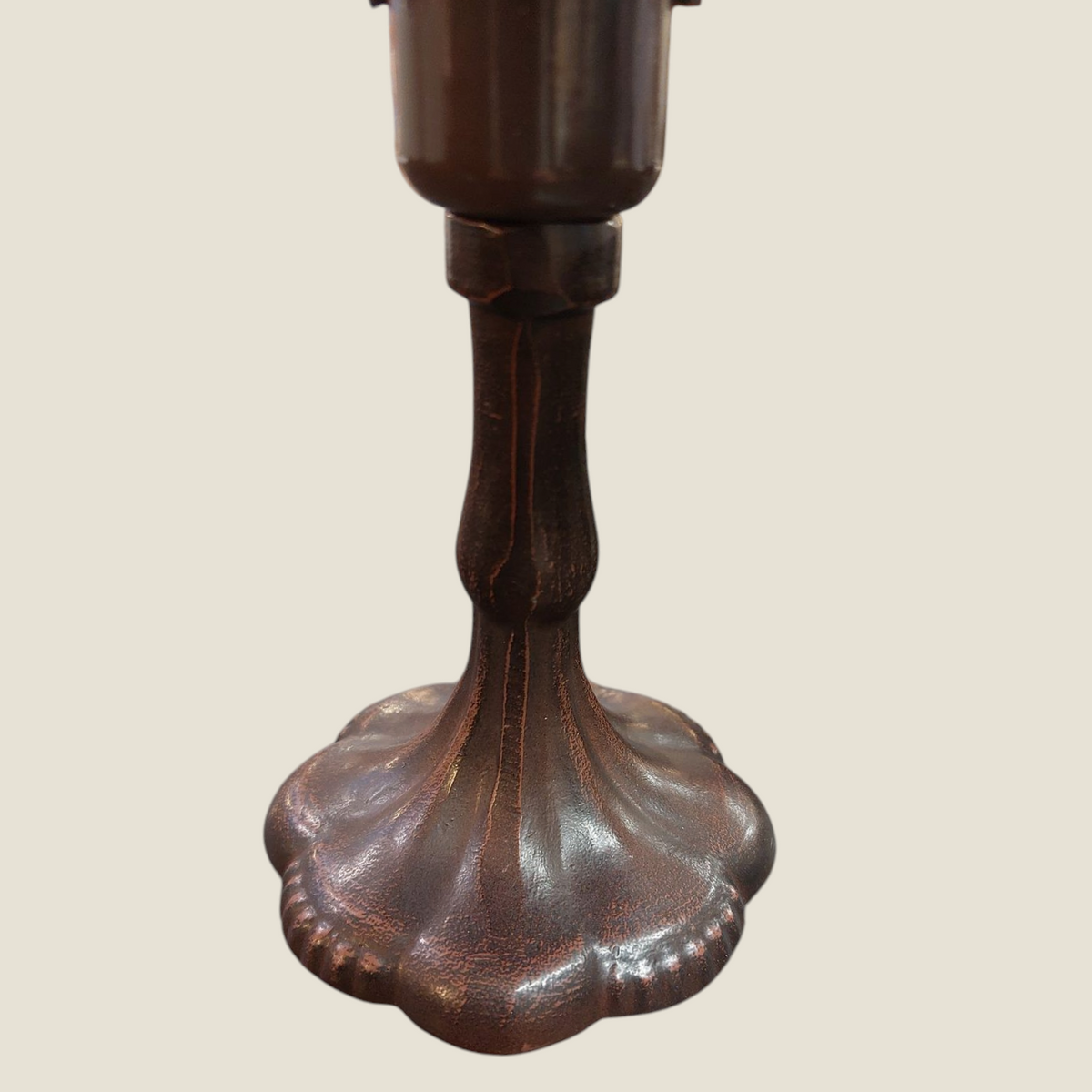 Pied de lampe Tiffany Depuis des lustres en métal bronze patiné avec base évasée festonnée et tige nervurée