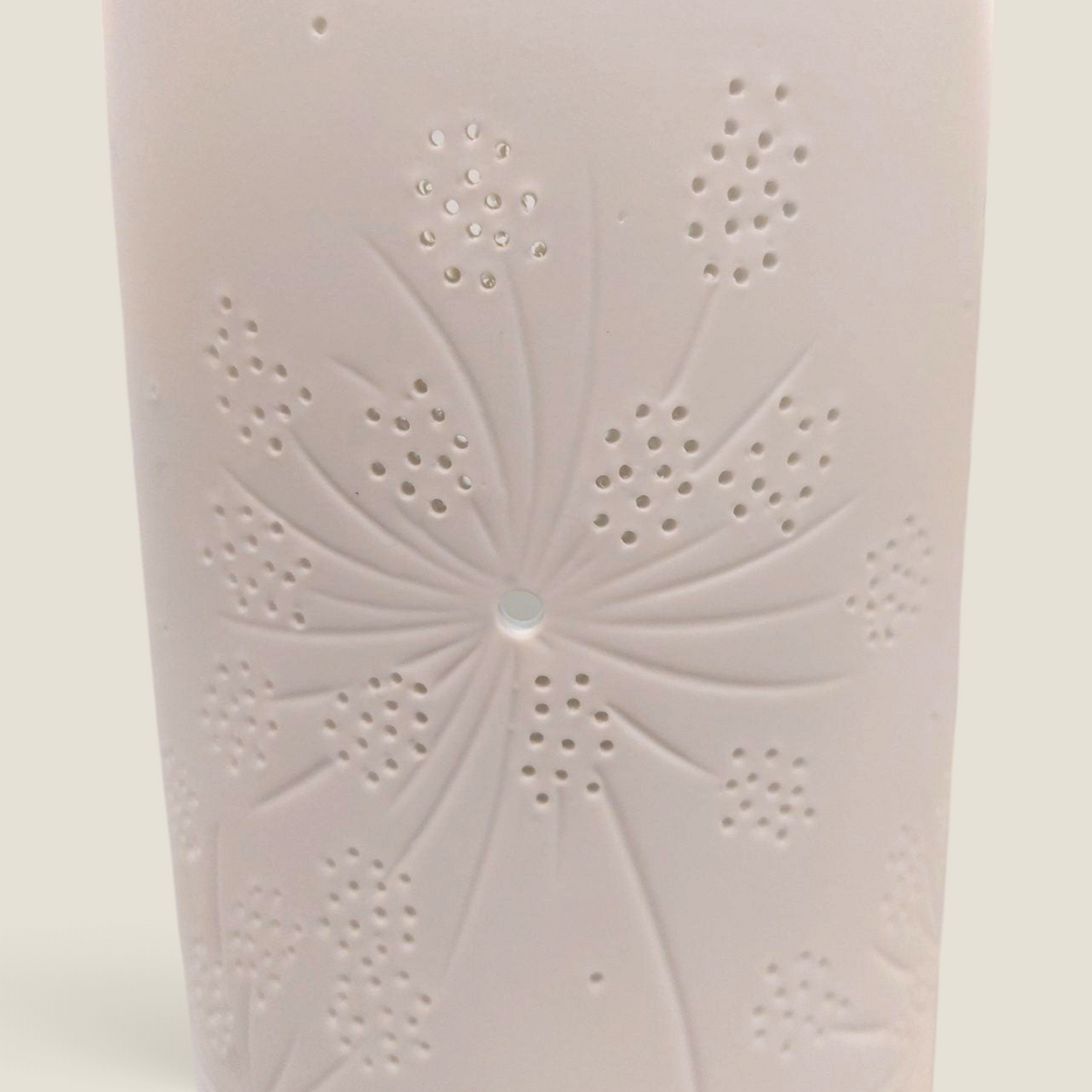 Lampe Depuis des lustres en porcelaine biscuit blanc mat avec motifs floraux ajourés et perforations délicates
