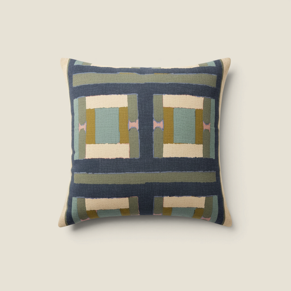 Coussin Depuis des lustres Taho carré 45x45cm en lin et coton, motif géométrique vert de gris, bleu et rose poudré.