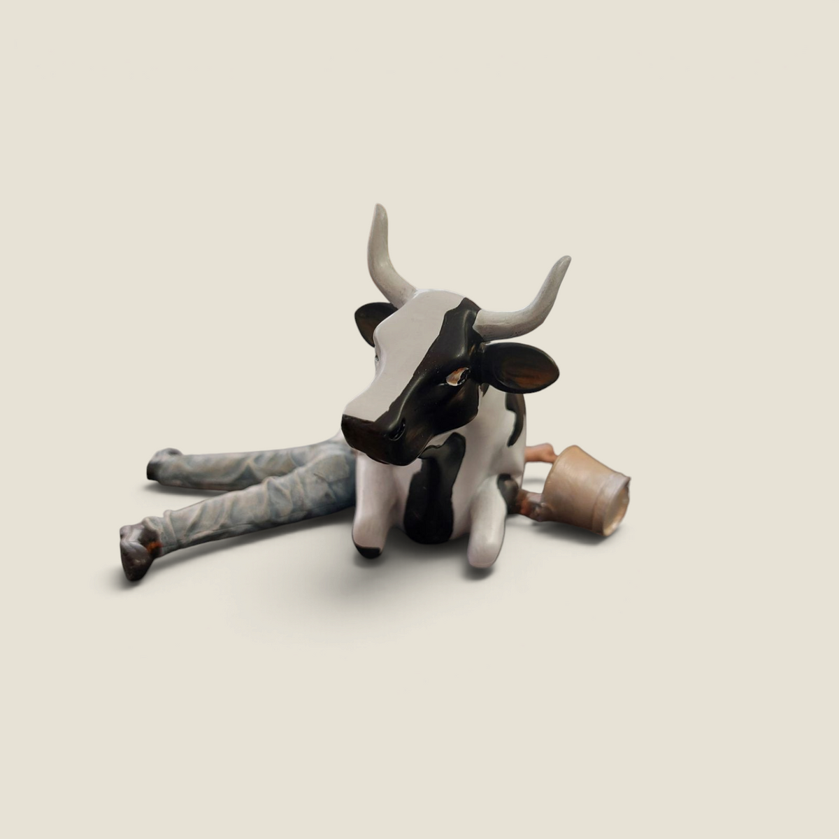 Figurine CowParade Depuis des lustres en résine représentant une vache Holstein assise sur un fermier avec un seau