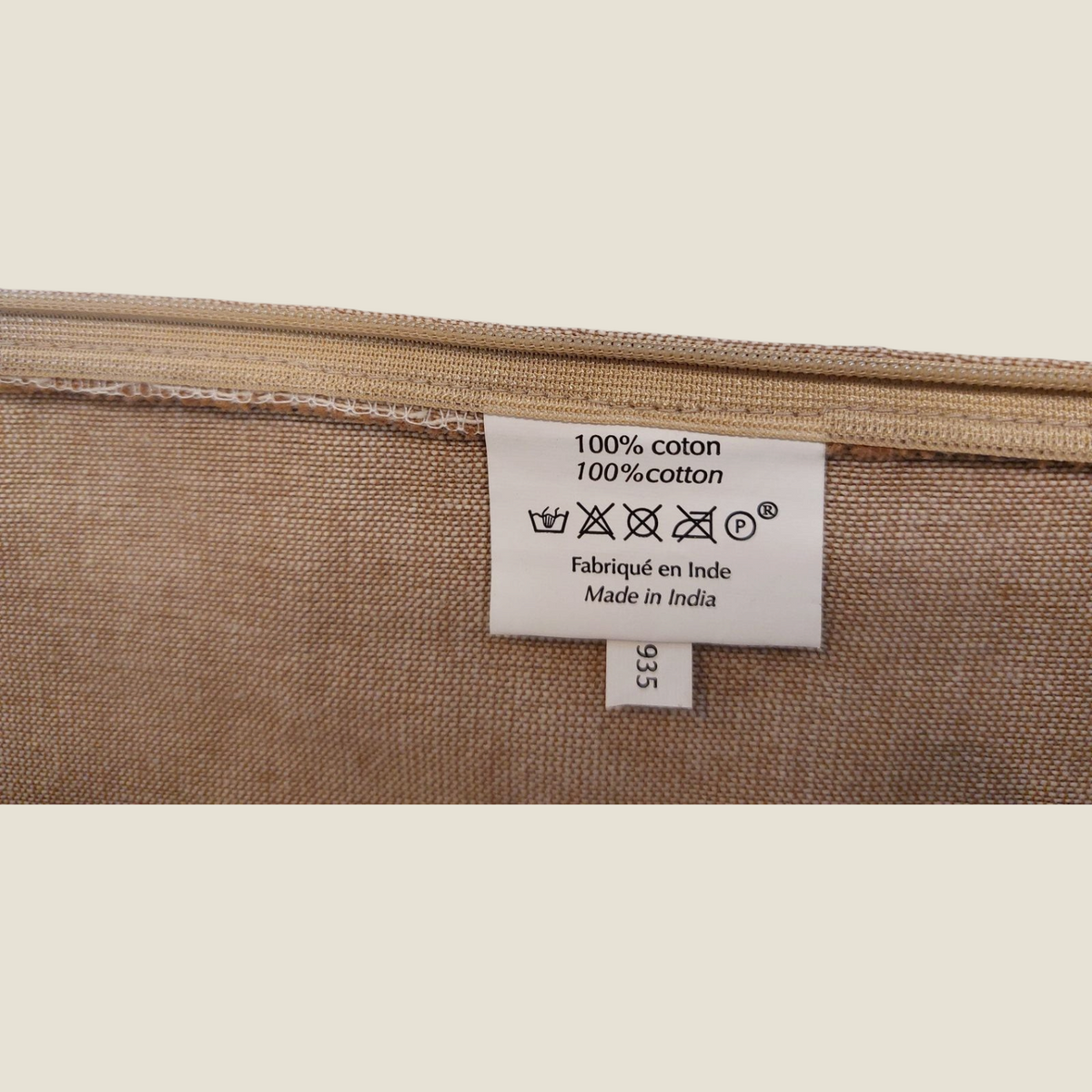 Étiquette d'entretien cousue sur le coussin Depuis des lustres, indiquant 100% coton et fabrication en Inde.
