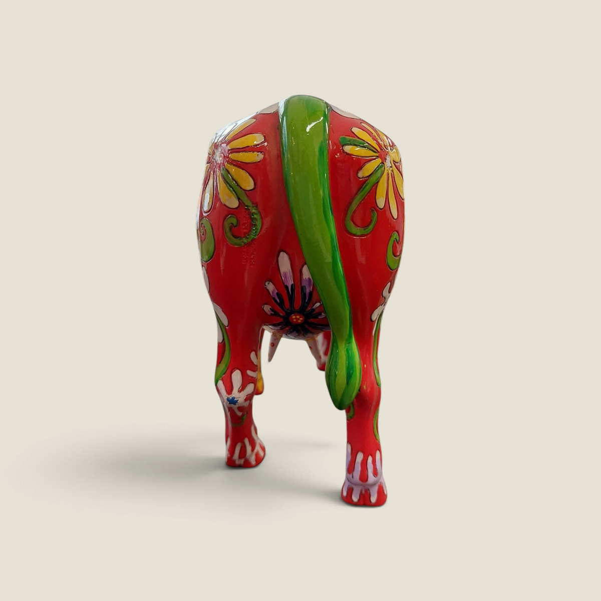 Vue arrière de la figurine Depuis des lustres Flower Lover Cow en résine rouge avec motifs floraux peints à la main