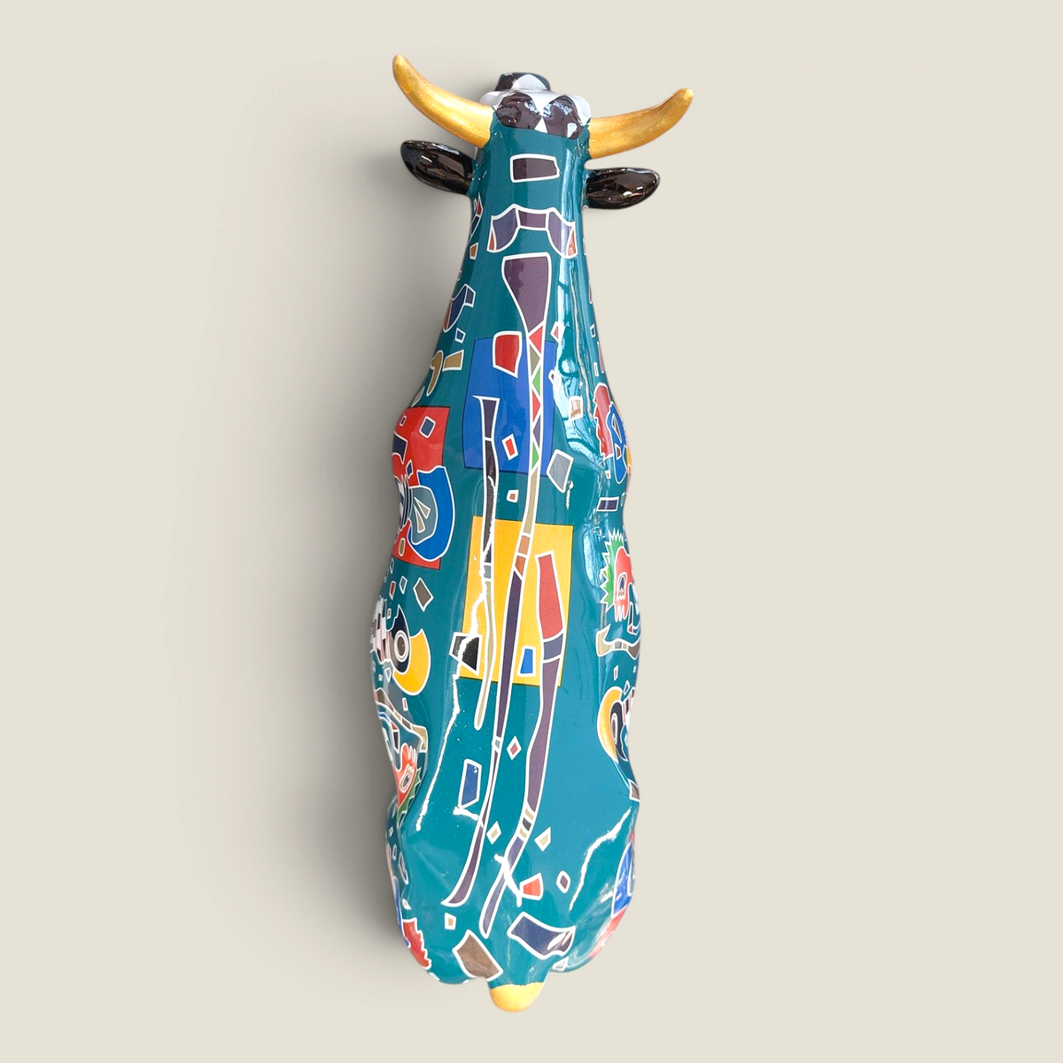 Statuette de vache Depuis des lustres en résine turquoise peinte à la main, style pop art avec cornes dorées
