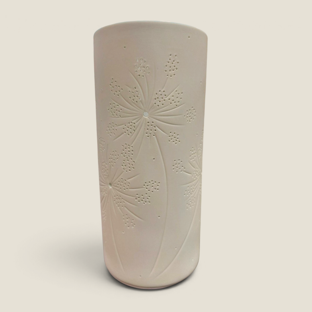 Lampe à poser Depuis des lustres en porcelaine biscuit blanc mat, forme cylindrique avec motifs floraux ajourés.