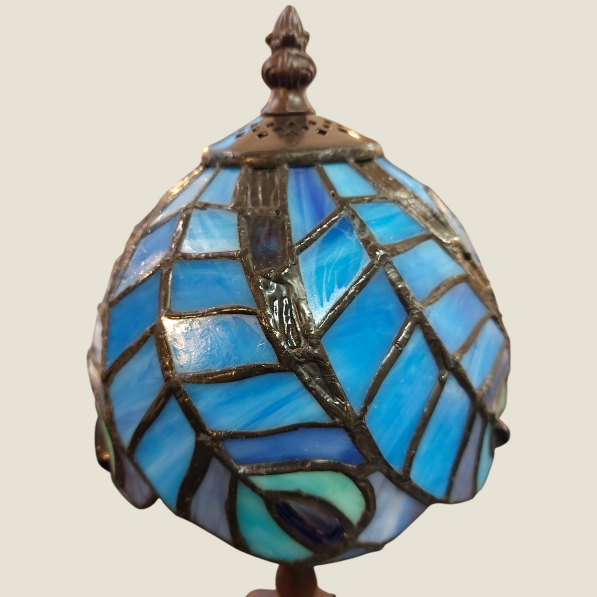 Lampe Tiffany Depuis des lustres en vitrail bleu turquoise et vert avec motifs plumes de paon et finial sculpté