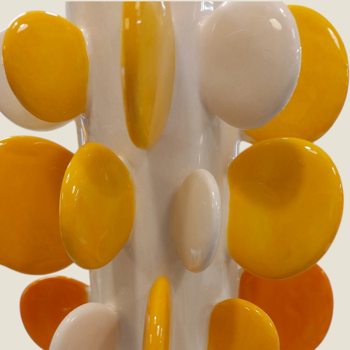 Vase en céramique Depuis des lustres blanc avec des pastilles en relief jaune et orange style pop rétro artisanal