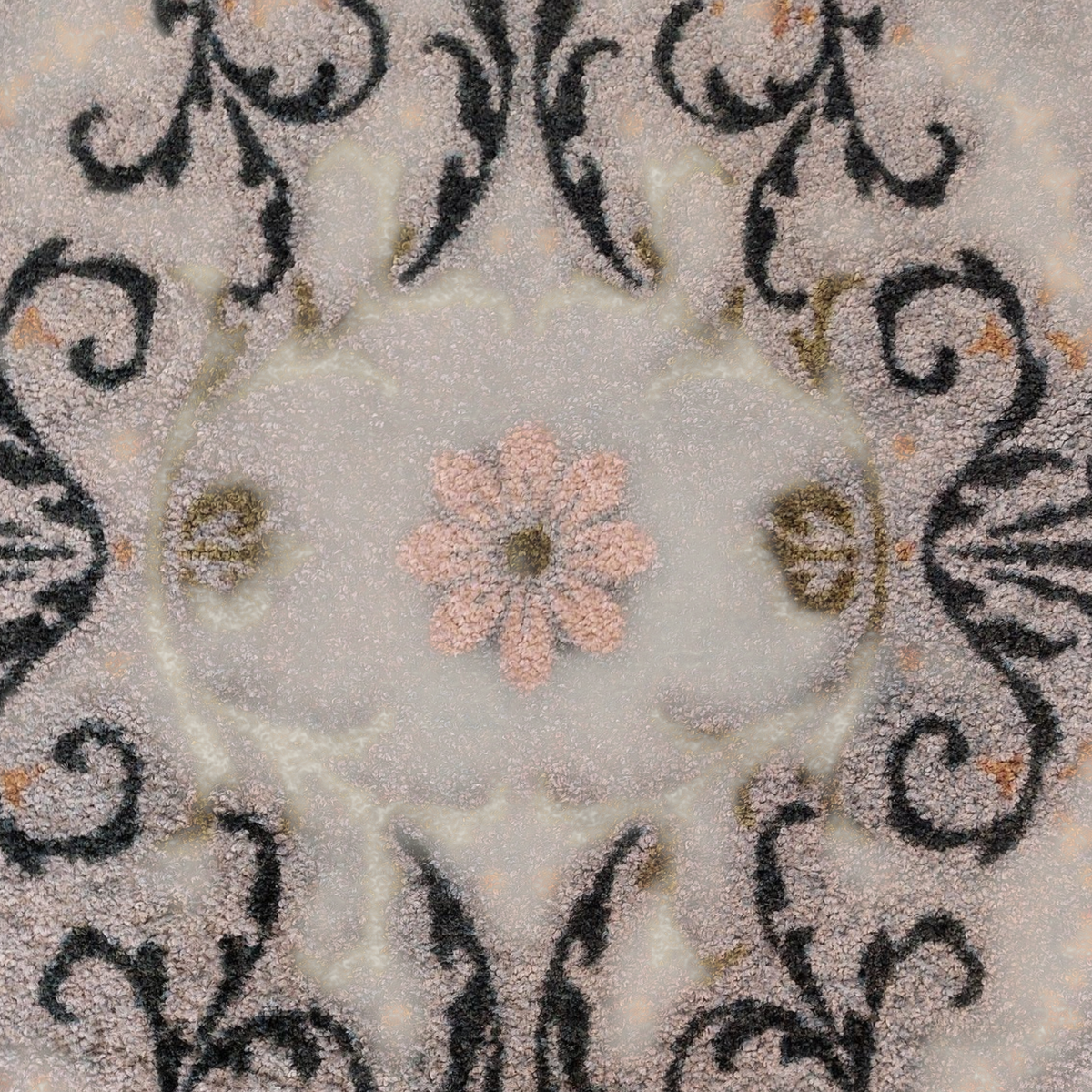 Détail du tapis Depuis des lustres Vintage Moments Sage avec arabesques noires, motifs floraux roses et fond bleu-gris