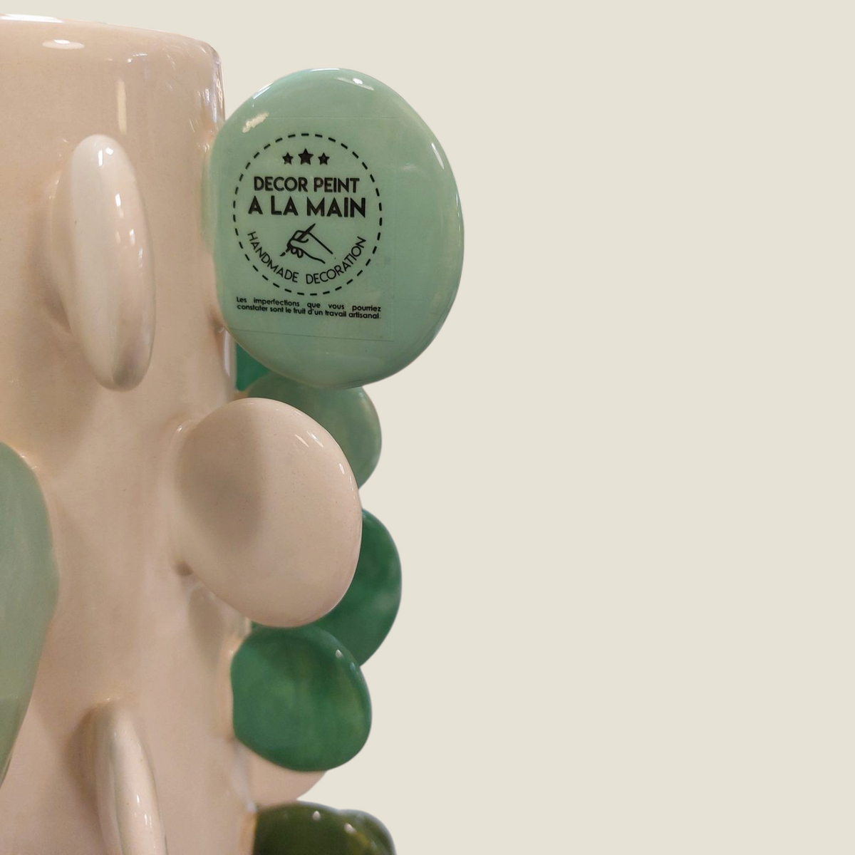 Vase en céramique Depuis des lustres blanc cassé avec pastilles vertes en relief et étiquette décor peint à la main