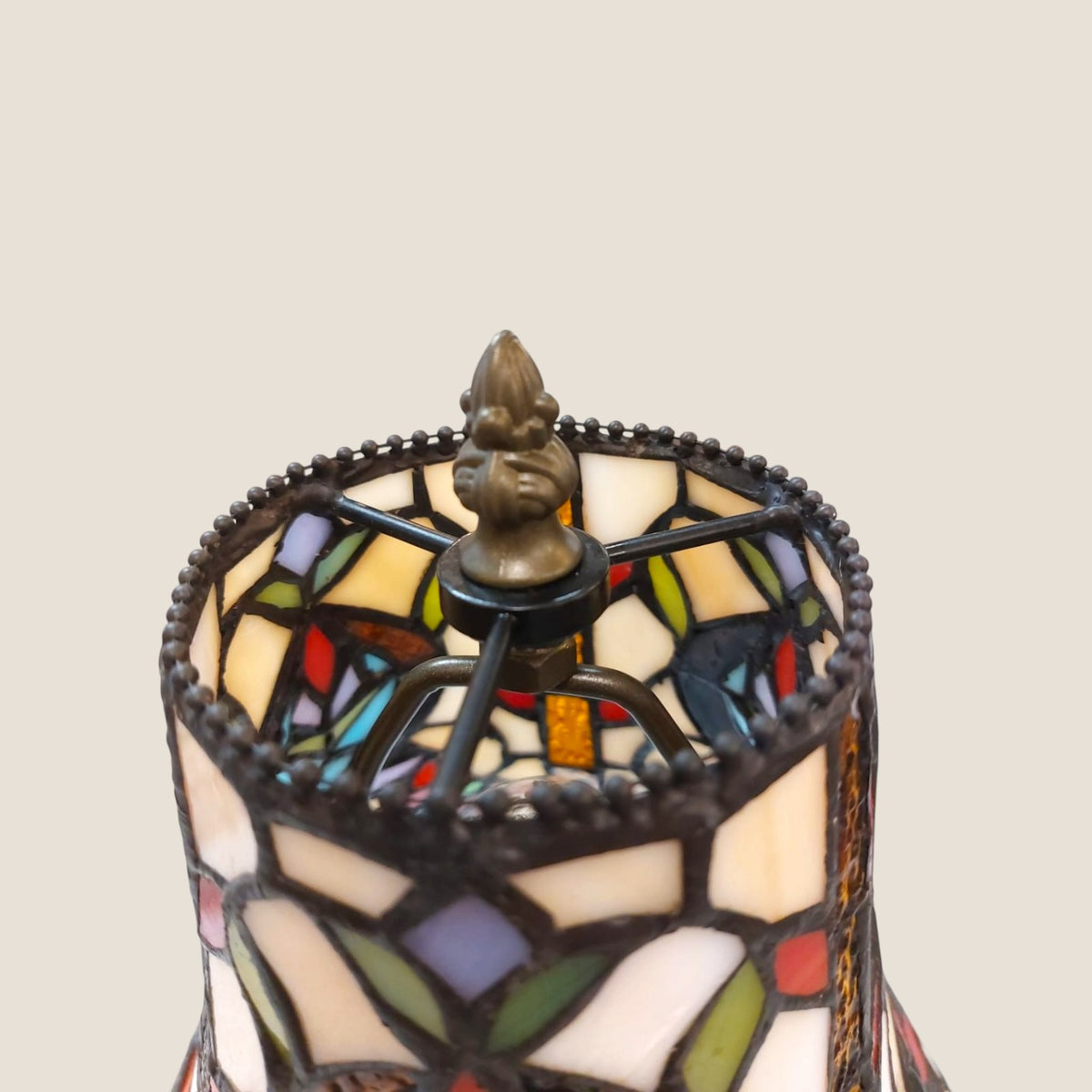 Lampe Tiffany multicolore – Vitrail floral Art Nouveau