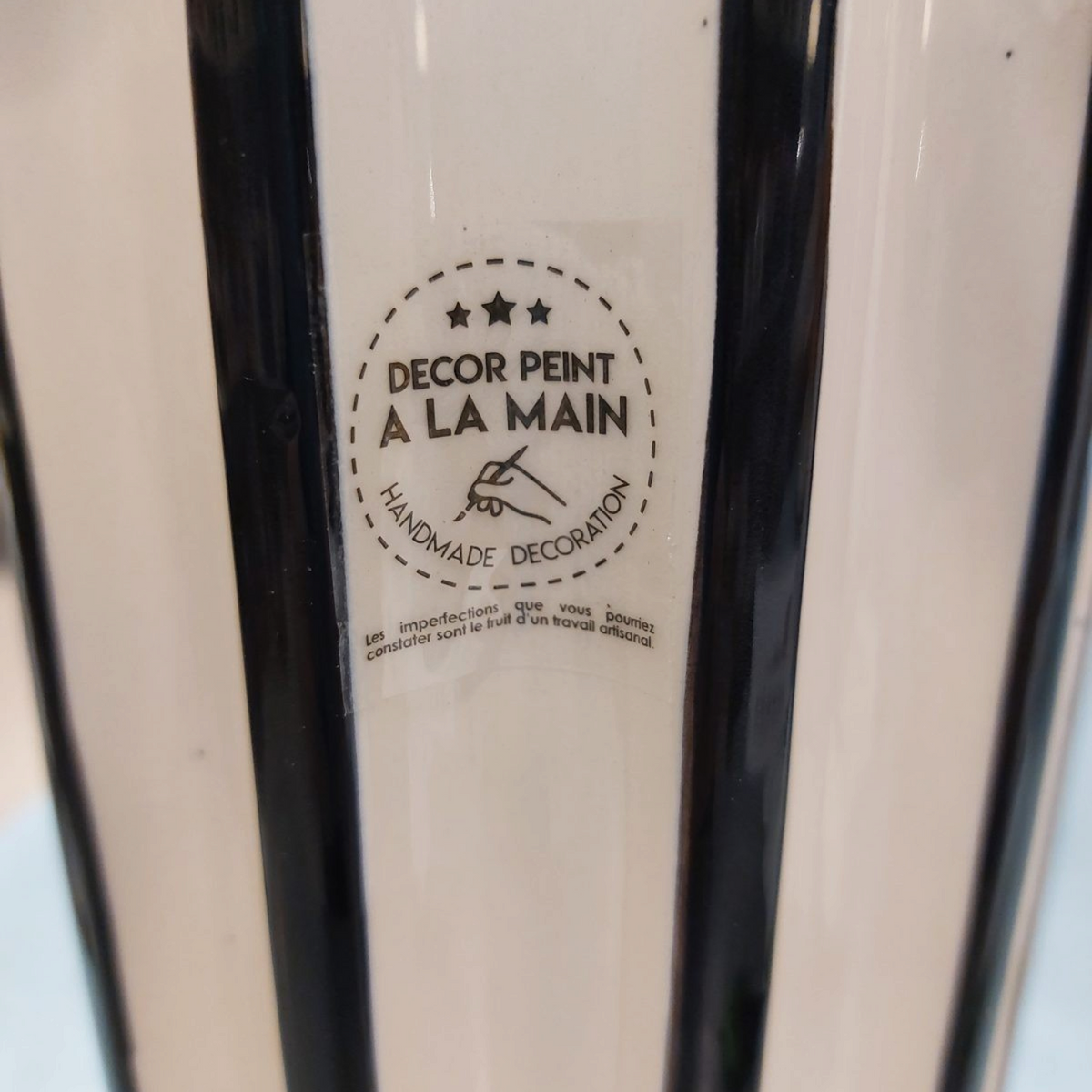 Sticker Depuis des lustres sur un vase en céramique rayé noir et blanc avec la mention décor peint à la main