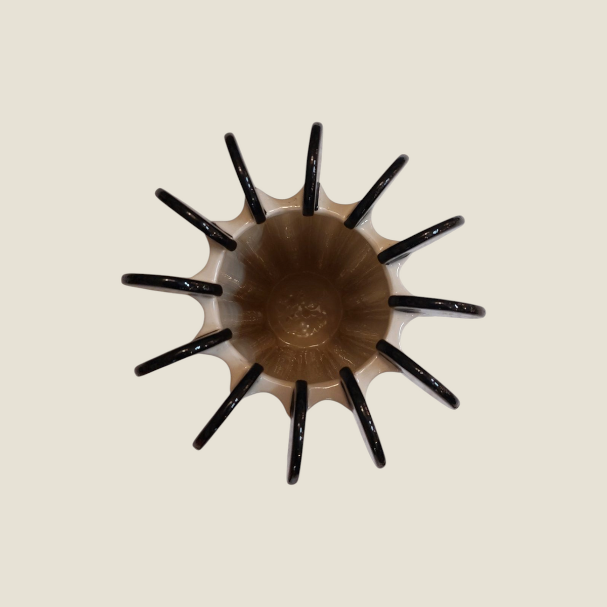 Vue de dessus du vase en céramique Depuis des lustres avec ses détails sculpturaux noirs en forme de couronne
