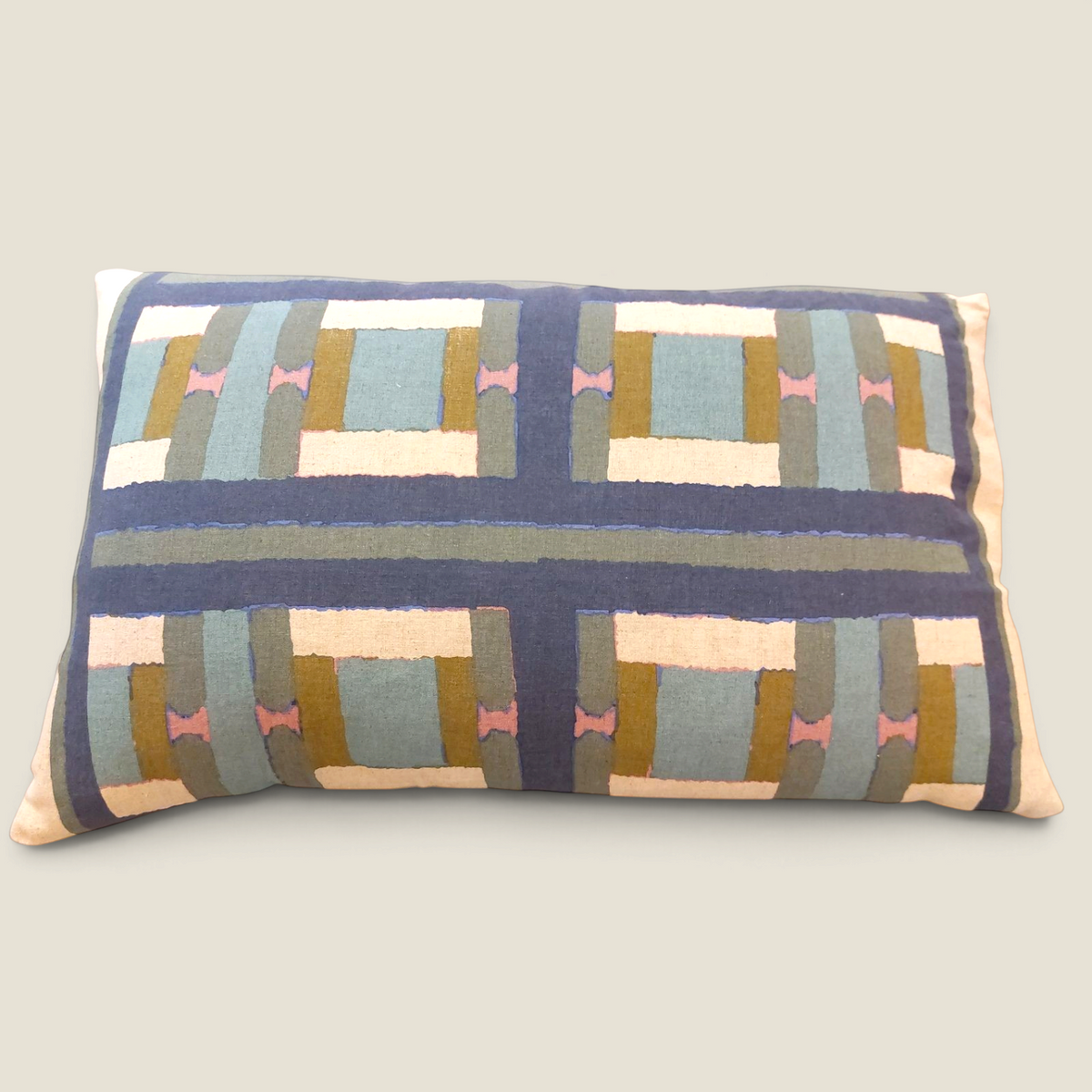 Coussin rectangulaire Depuis des lustres TAHO en lin et coton, motif géométrique vert de gris, bleu et rose