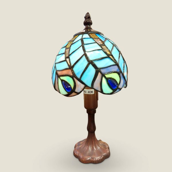 Lampe Tiffany Depuis des lustres avec abat-jour en vitrail bleu turquoise et vert motif plumes de paon sur pied bronze