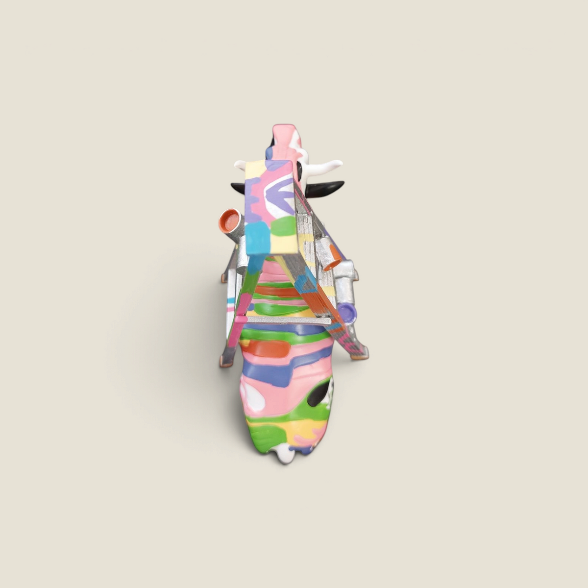 Figurine de vache multicolore Depuis des lustres CowParade avec échelle miniature sur le dos, style pop art