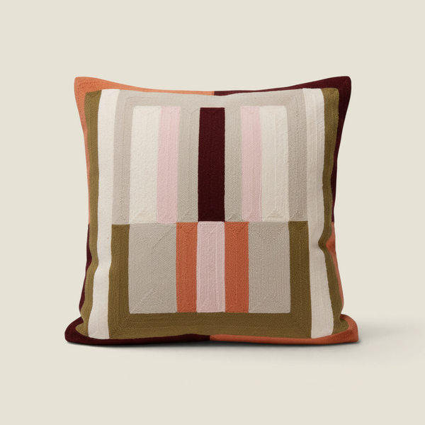 Coussin brodé Depuis des lustres Jason 45x45 cm à motif géométrique rétro dans les tons mousse, bordeaux et écru.