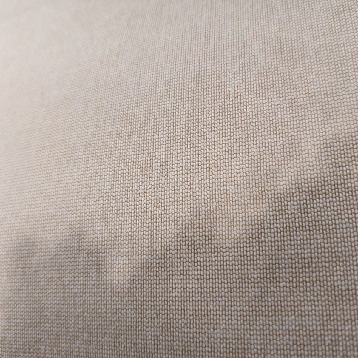 Gros plan sur la texture en chambray naturel du coussin brodé Jason de la marque Depuis des lustres