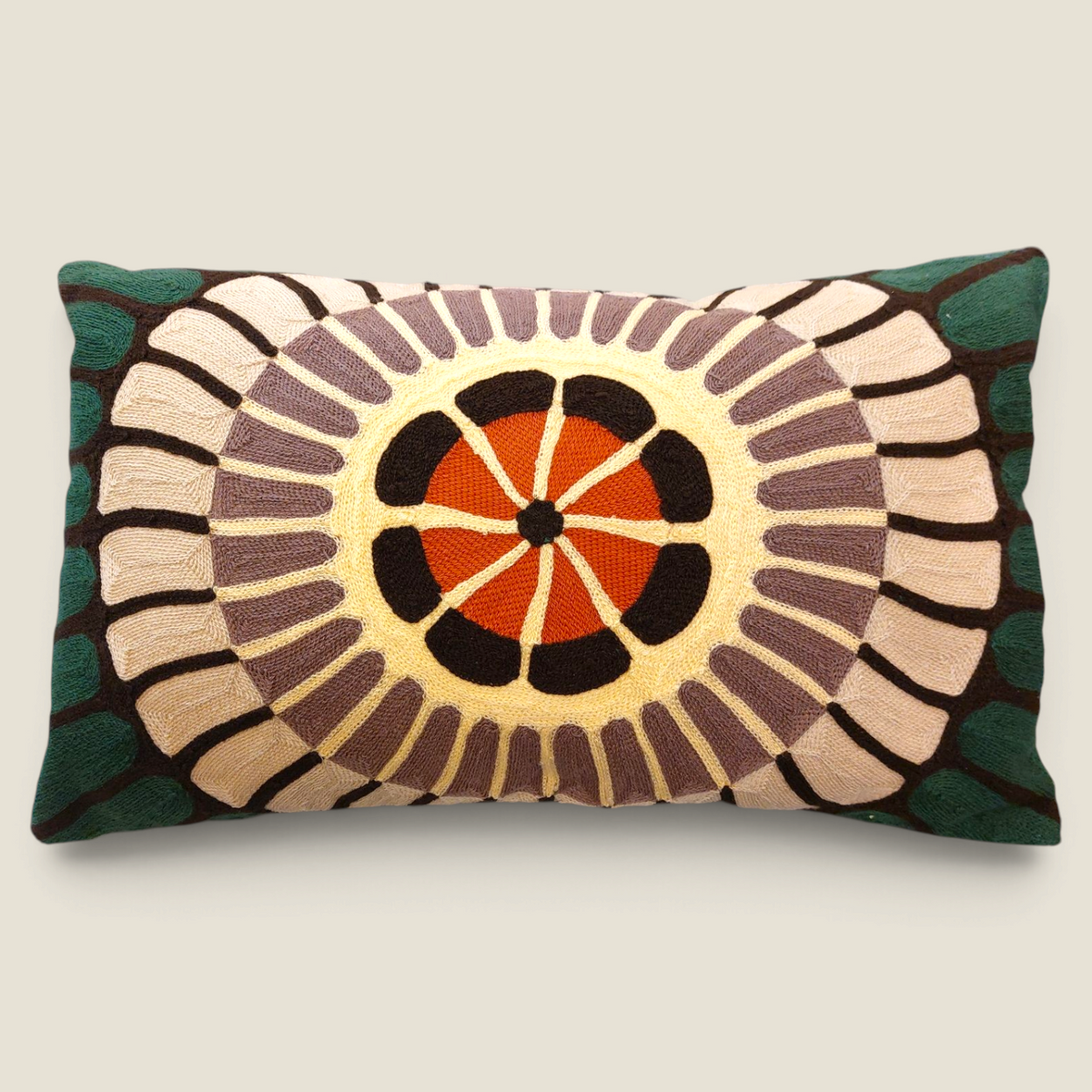 Coussin rectangulaire Depuis des lustres Zeno Forêt avec broderie géométrique colorée sur fond rayé