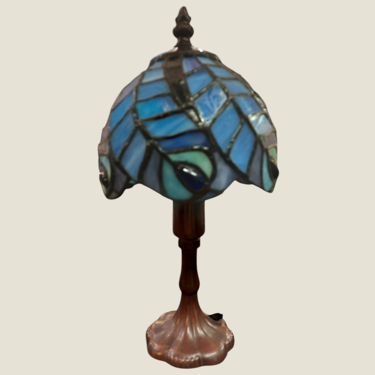 Lampe Tiffany Depuis des lustres avec abat-jour en vitrail bleu et vert motif plumes de paon sur pied en bronze