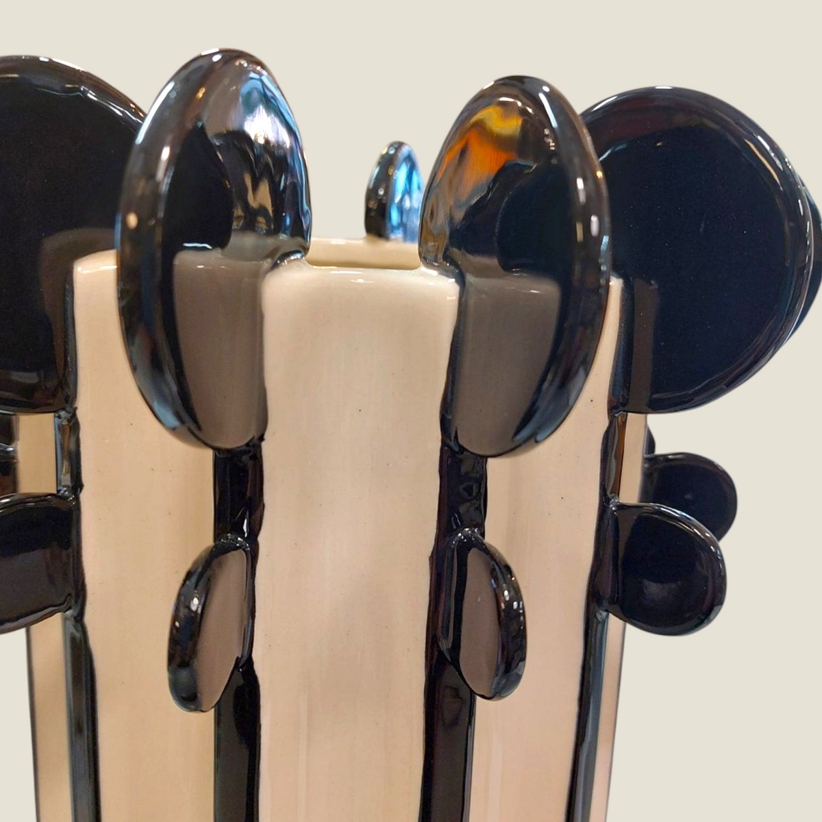 Vase en céramique Depuis des lustres rayé noir et blanc avec détails sculpturaux en boules noires, style contemporain.