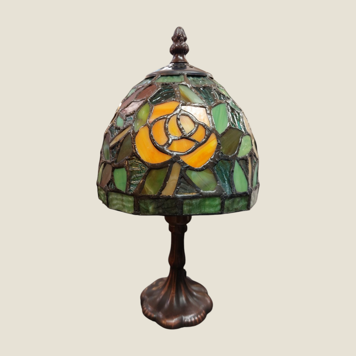Lampe à poser Depuis des lustres style Tiffany avec abat-jour en vitrail floral multicolore et pied en bronze foncé