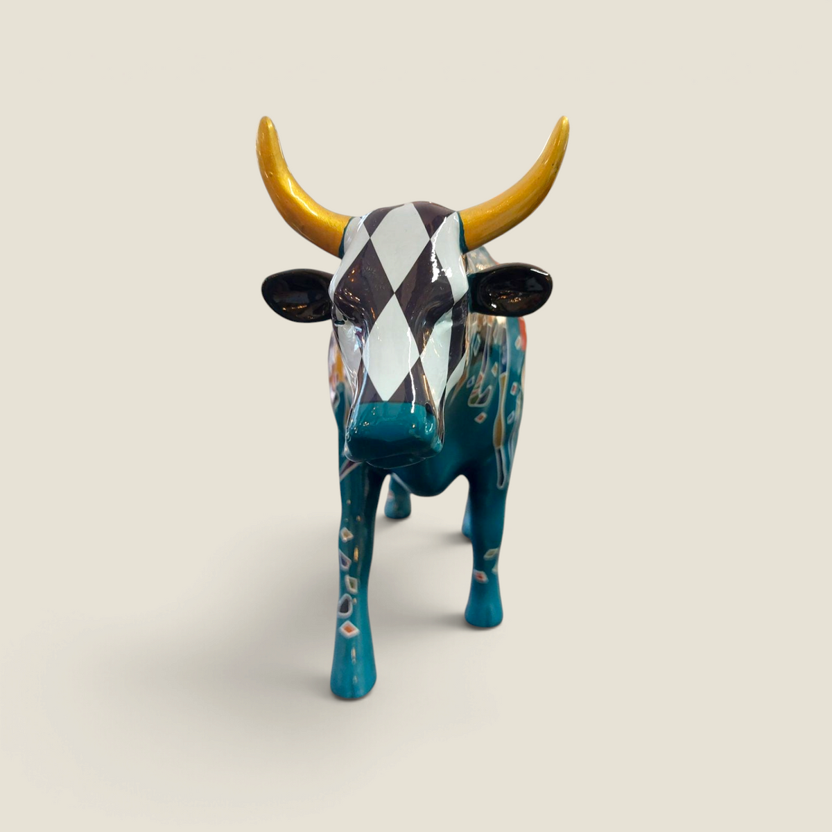 Statuette de vache Depuis des lustres en résine turquoise peinte à la main avec museau en damier et cornes dorées