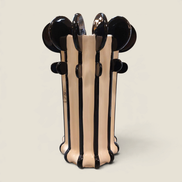 Vase Depuis des lustres en céramique blanc crème et noir à rayures verticales et reliefs décoratifs sculpturaux