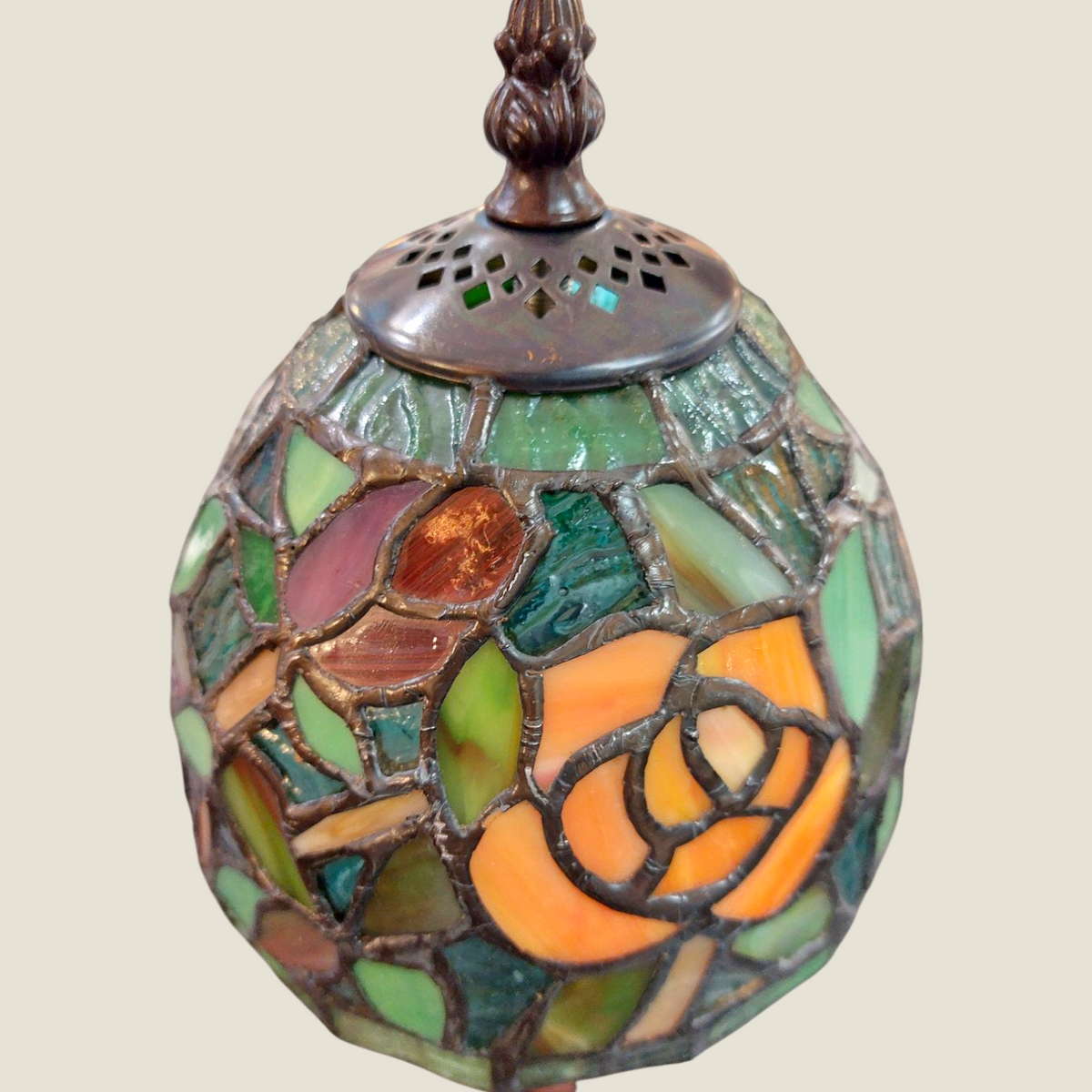Lampe à poser Depuis des lustres style Tiffany avec abat-jour en vitrail floral multicolore et finial en bronze