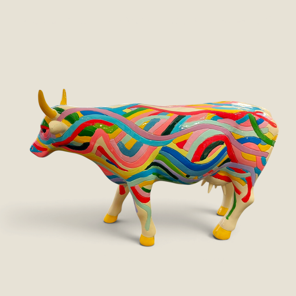 Figurine vache Depuis des lustres en résine peinte à la main, style Pop Art multicolore avec motifs ondulés brillants.