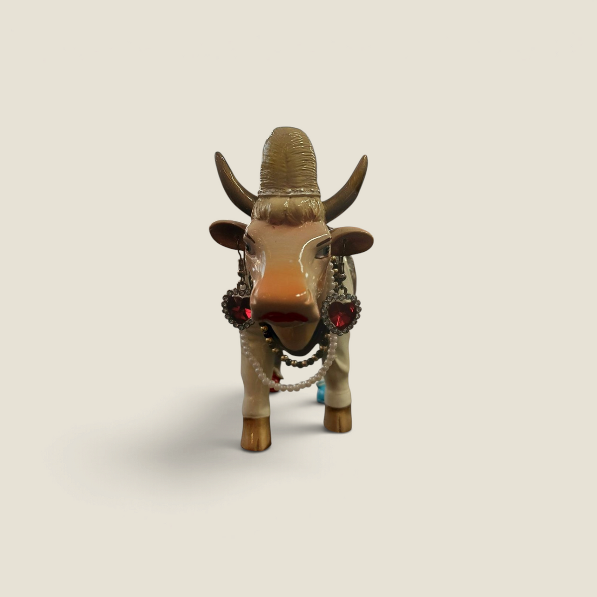 Figurine de vache Queen Cow Caesar Depuis des lustres en résine laquée avec perruque blonde et boucles d'oreilles cœur