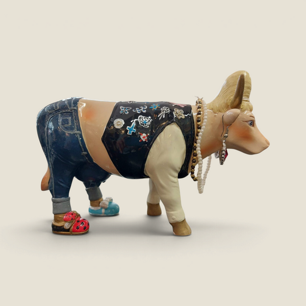 Figurine de vache Depuis des lustres Queen Cow Caesar en résine peinte à la main avec jean, crop top et perles