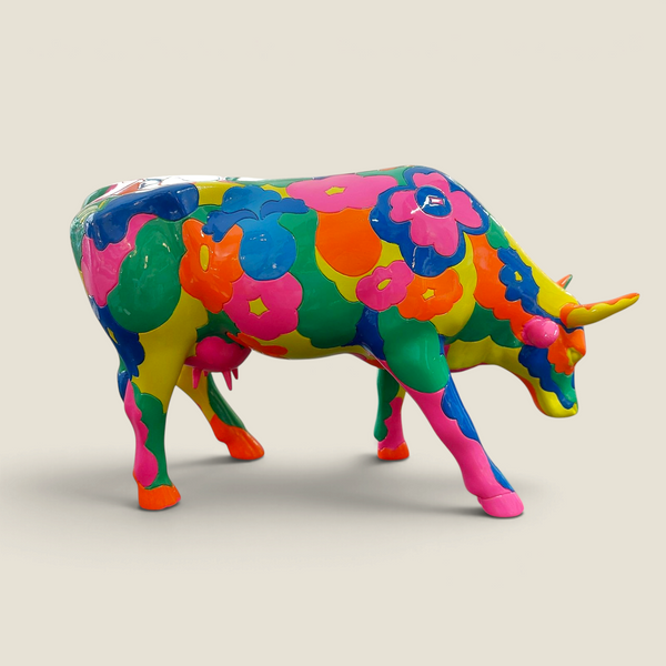 Statuette de vache Depuis des lustres en résine laquée, décor pop art multicolore avec fleurs stylisées vives.