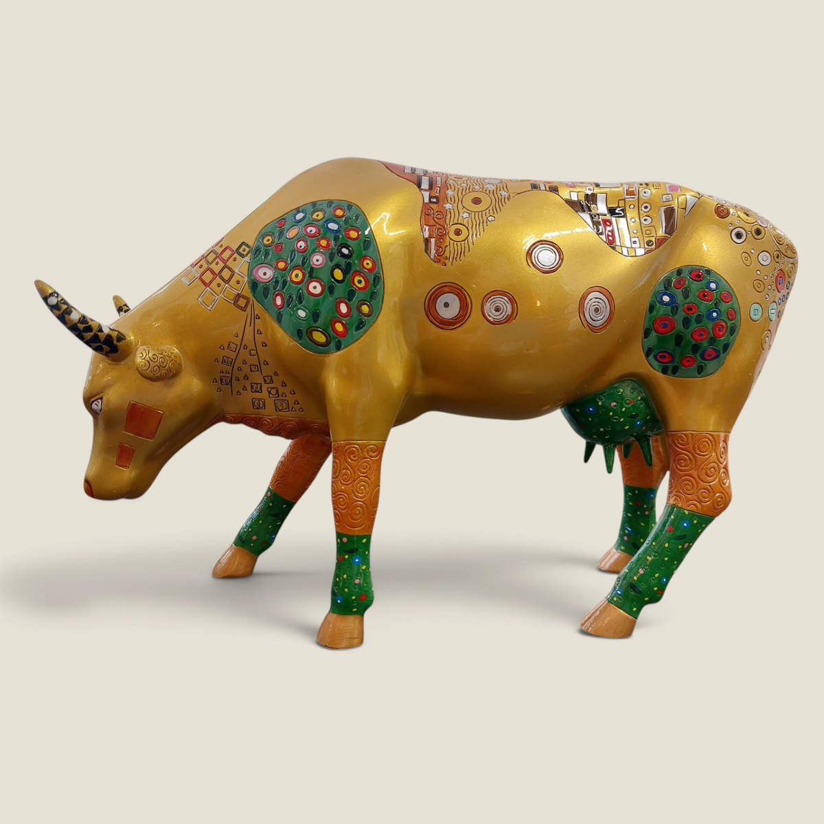 Figurine de vache décorative Depuis des lustres style Gustav Klimt en résine dorée avec motifs Art Nouveau colorés
