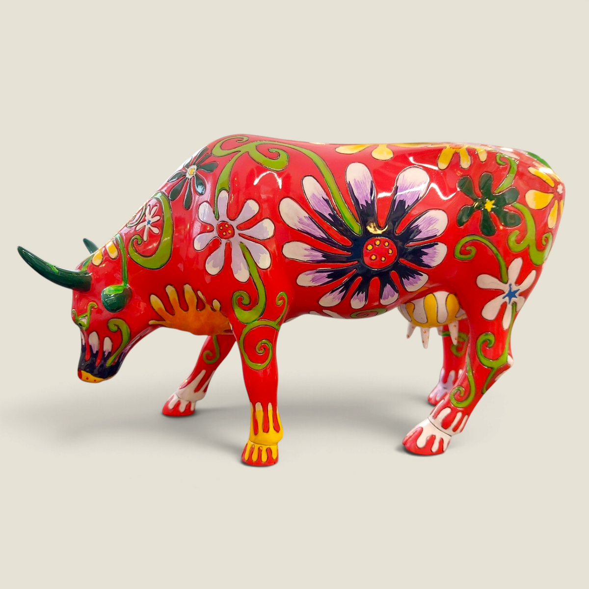 Figurine de vache décorative Depuis des lustres en résine rouge avec motifs floraux multicolores style folk mexicain