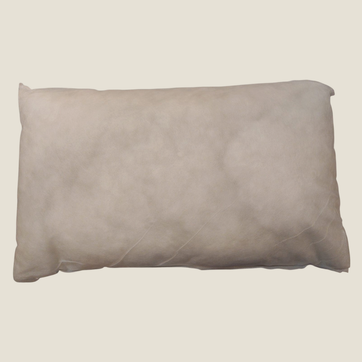 Verso en velours gris du coussin rectangulaire Depuis des lustres, texture douce et finition raffinée.
