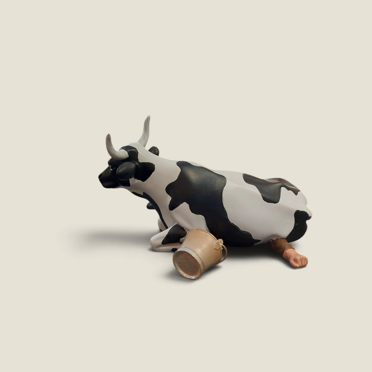 Figurine CowParade Depuis des lustres en résine représentant une vache Holstein assise sur un fermier avec un seau