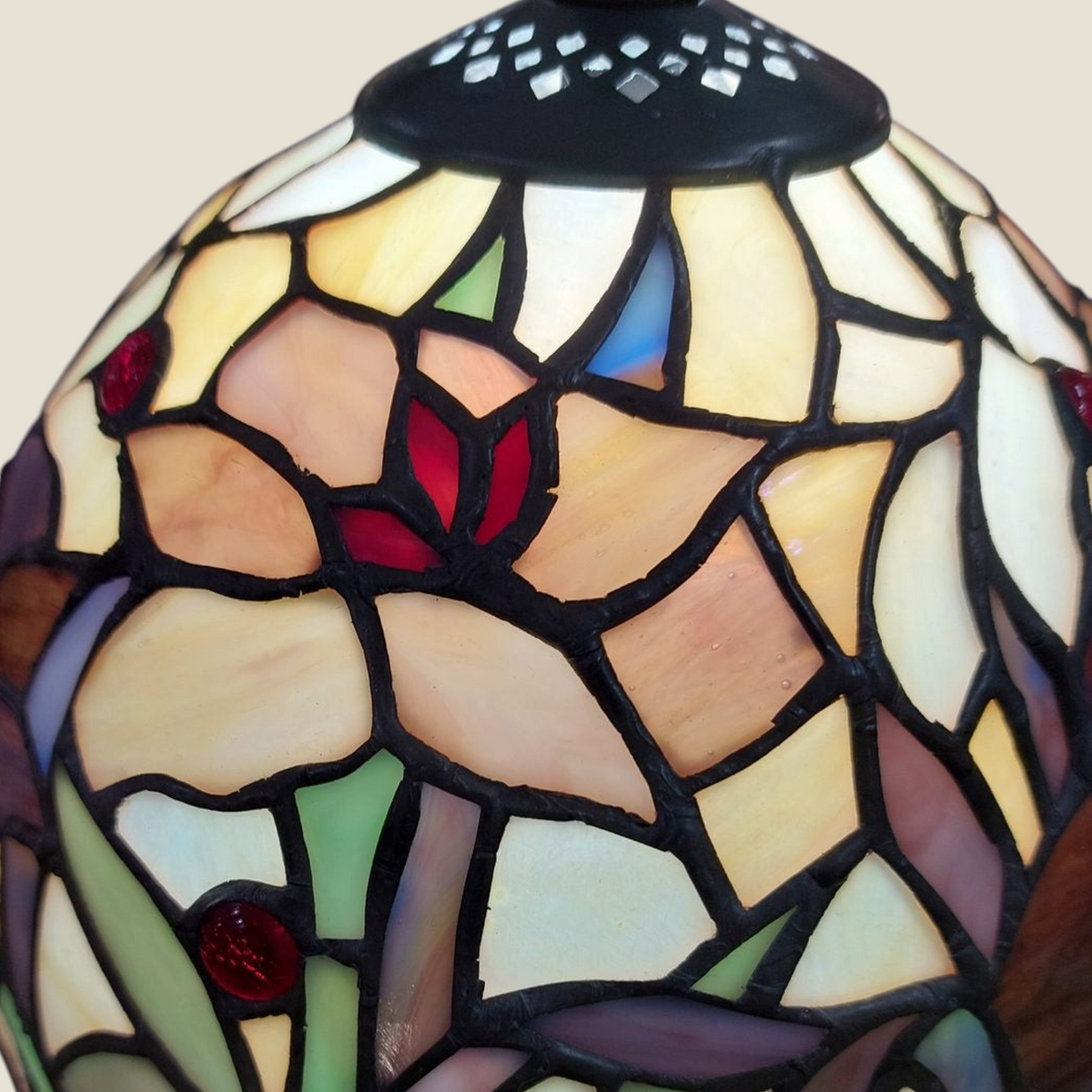 Abat-jour de lampe Tiffany Depuis des lustres en vitrail floral multicolore avec cabochons rouges et lignes de plomb