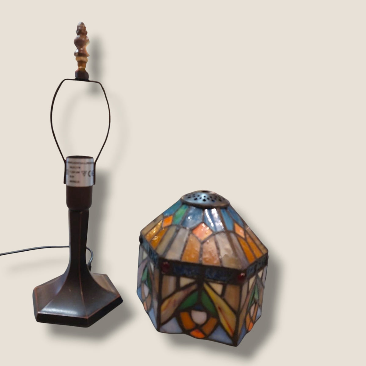 Lampe à poser style Tiffany multicolore – Abat-jour vitrail hexagonal