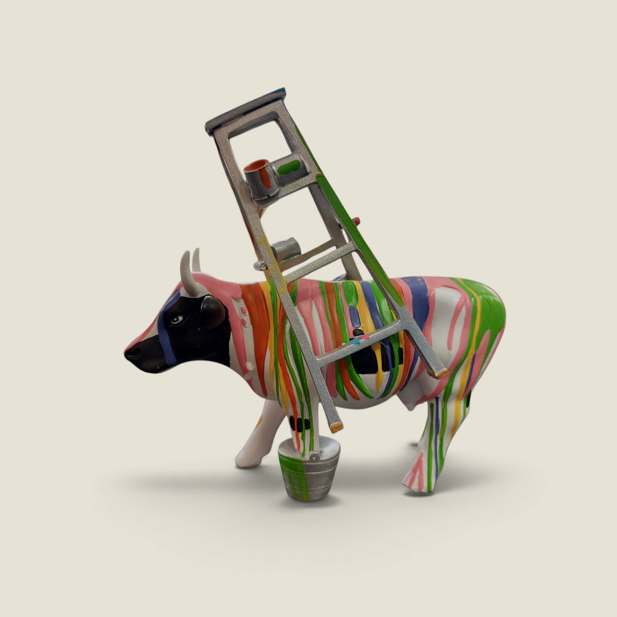 Figurine vache Depuis des lustres CowParade Muutraviesa en résine multicolore avec échelle et seau de peinture