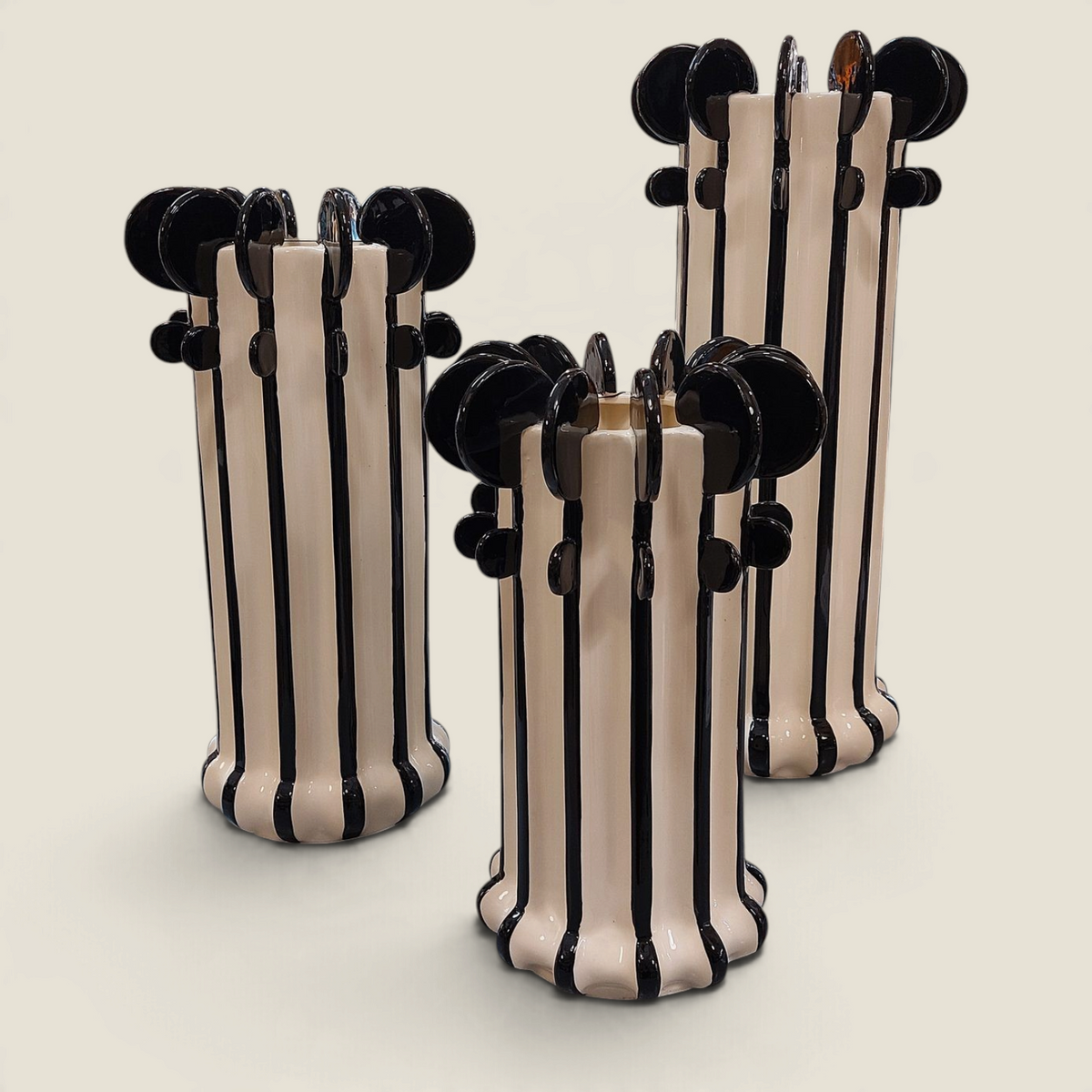 Vases Depuis des lustres en céramique rayée noir et blanc avec détails sculpturaux en boules, style contemporain