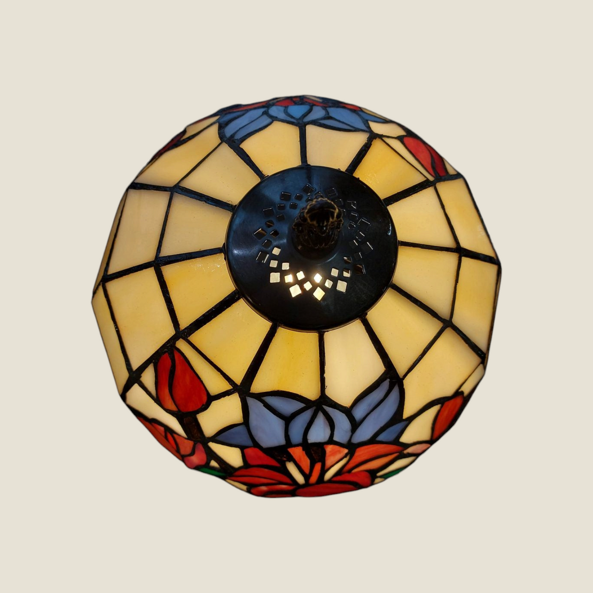 Lampe Tiffany Depuis des lustres avec abat-jour en vitrail floral multicolore et monture en métal bronze ajouré