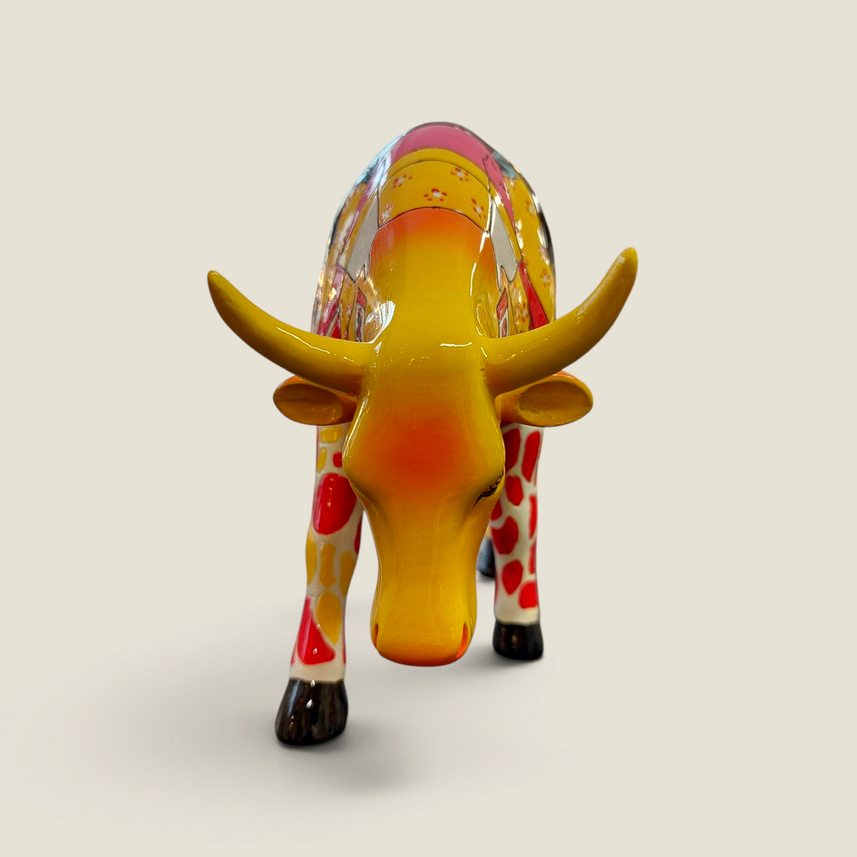 Figurine de vache en résine Depuis des lustres style Pop Art avec motifs africains et couleurs vives peinte à la main