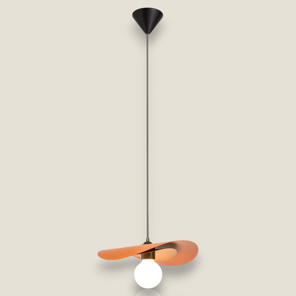 Suspension Alizé UN AUTRE REGARD par Depuis des lustres en métal torsadé couleur sable avec ampoule globe opale
