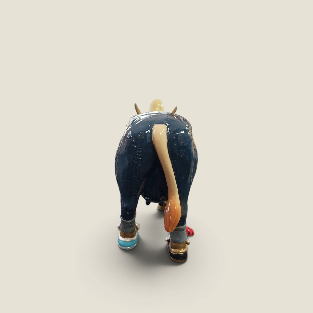 Vue arrière de la figurine Depuis des lustres Queen Cow Caesar en résine laquée, montrant le jean bleu et les détails